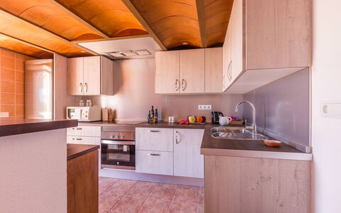 Villa Violet: Cucina, Controsoffitto, Apparecchio Major, Elettrodomestico Da Cucina, Legna, Interior Design, Idraulico Fixture, Pavimentazione, Lavandino Della Cucina, Lavello