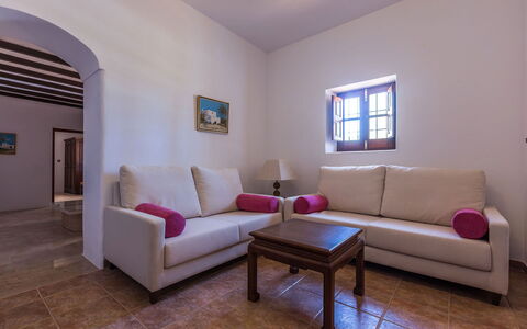 Villa Violet: Pavimentazione, Mobilia, Pavimento, Interior Design, Soffitto, Soggiorno, Camera, Divano, Appartamento