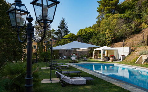 Villa Vorno: Piscina, Tempo Libero, Ricorrere, Mobili Da Esterno, Eco Hotel, Shade, Estate, Giardino, Ombrello, Hotel