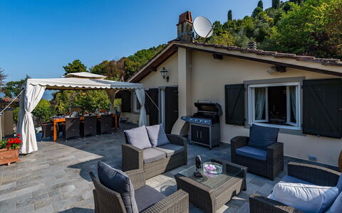 Villa Vorno: Mobilia, Casa, Sedia, Shade, Mobili Da Esterno, Terrazza, Ricorrere, Deck, Struttura Esterna, Balcone
