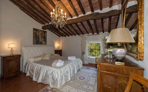 Villa Vorno: Mobilia, Letto, Camera Da Letto, Parete, Bedding, Lenzuolo, Interior Design, Biancheria, Casa, Telaio Del Letto
