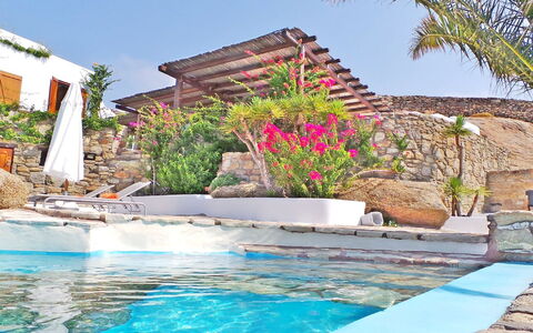Villa Zenas with Direct Access to the Sea: Piscina, Ricorrere, Eco Hotel, Landscaping, Hacienda, Giochi D'Acqua, Villa, Ombrello, Hotel