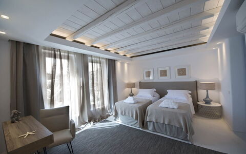 Villa Zinovia: Mobilia, Interior Design, Letto, Camera Da Letto, Pavimento, Legna, Soffitto, Pavimentazione, Tessile, Camera