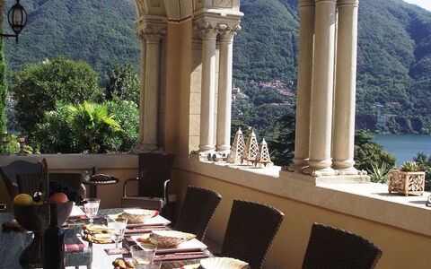 Zarina: Mobilia, Sedia, Soffitto, Valle, Eco Hotel, Hacienda, Pianta Della Casa, Soggiorno, Villa, Tavolino Da Caffè