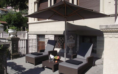 Zarina: Mobilia, Mobili Da Esterno, Sedia, Vaso Di Fiori, Ombrello, Tavolo Esterno, Pianta Della Casa, Shade, Terrazza, Balcone
