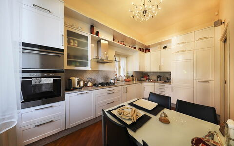 Zarina: Mobilia, Cucina, Elettrodomestico Da Cucina, Controsoffitto, Interior Design, Cabinetry, Apparecchio Major, Pavimentazione, Legna, Soffitto