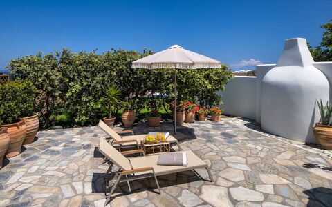 Guest House Sorokos: Vaso Di Fiori, Mobili Da Esterno, Flagstone, Giardino, Sedia, Pianta Della Casa, Shade, Landscaping, Terrazza, Cortile