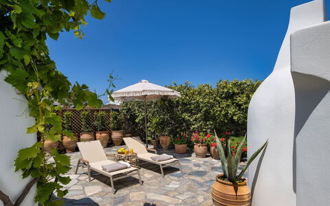 Guest House Sorokos: Vaso Di Fiori, Pianta Della Casa, Giardino, Flagstone, Mobili Da Esterno, Landscaping, Sedia, Cortile, Shade