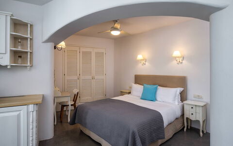 Guest House Sorokos: Mobilia, Interior Design, Pavimentazione, Pavimento, Soffitto, Camera, Illuminazione, Camera Da Letto, Lampada, Letto