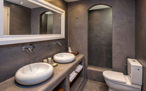 Guest House Sorokos: Idraulico Fixture, Bagno, Lavello, Interior Design, Rubinetto, Lavandino Del Bagno, Idraulico, Pavimentazione, Specchio, Casa