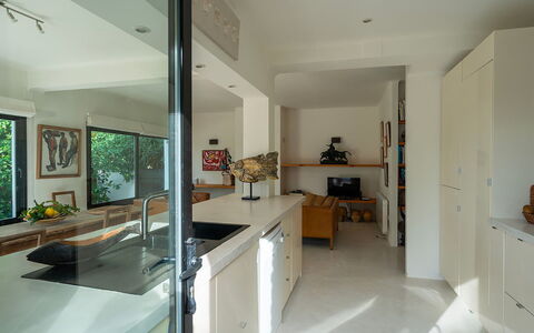 Can Blanca: Interior Design, Controsoffitto, Mobilia, Pavimentazione, Parete, Legna, Soffitto, Pavimento, Cucina, Cabinetry