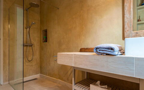 Can Blanca: Pavimentazione, Parete, Idraulico Fixture, Pavimento, Bagno, Interior Design, Idraulico, Rubinetto, Marrone, Lavello
