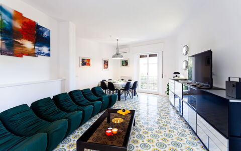 Casa Milena: Mobilia, Interior Design, Pavimentazione, Divano, Pavimento, Soggiorno, Soffitto, Camera, Illuminazione