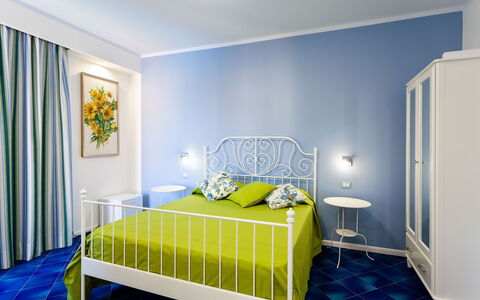 Casa Serena: Blu, Interior Design, Pavimentazione, Mobilia, Pavimento, Camera Da Letto, Soffitto, Letto, Lenzuolo, Camera