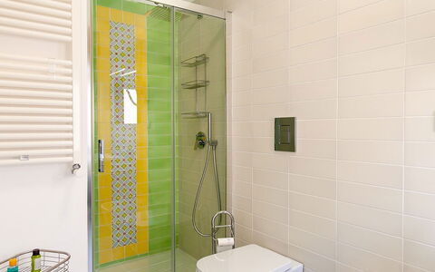 Casa Serena: Bagno, Interior Design, Idraulico Fixture, Pavimentazione, Parete, Pavimento, Gabinetto, Lavello, Toilet Seat, Rubinetto