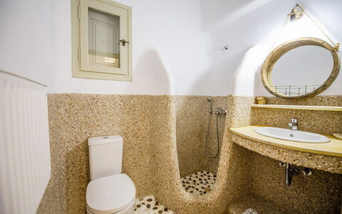 Marvi House: Bagno, Idraulico Fixture, Parete, Pavimentazione, Gabinetto, Toilet Seat, Interior Design, Pavimento, Idraulico, Lavandino Del Bagno