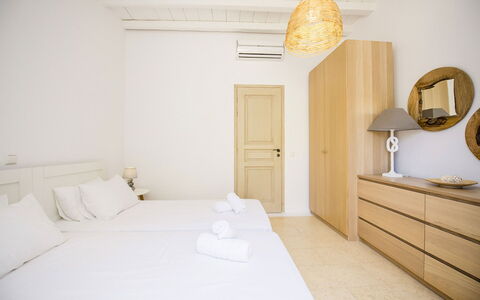 Marvi House: Interior Design, Pavimento, Pavimentazione, Appartamento, Porta, Camera, Modanatura, Color Legno, Camera Da Letto, Letto