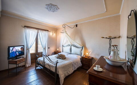 Villa Pandora: Mobilia, Camera Da Letto, Interior Design, Illuminazione, Letto, Pavimento, Pavimentazione, Telaio Del Letto, Lenzuolo, Bedding