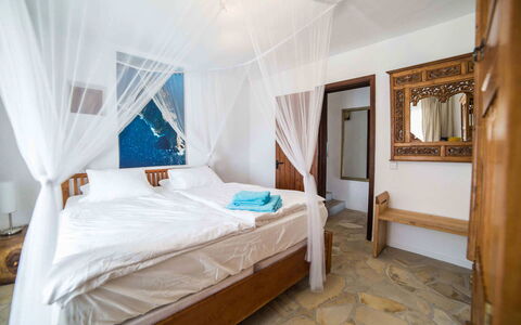 Villa Rigel: Mobilia, Legna, Interior Design, Camera Da Letto, Letto, Pavimento, Pavimentazione, Soffitto, Illuminazione, Bedding