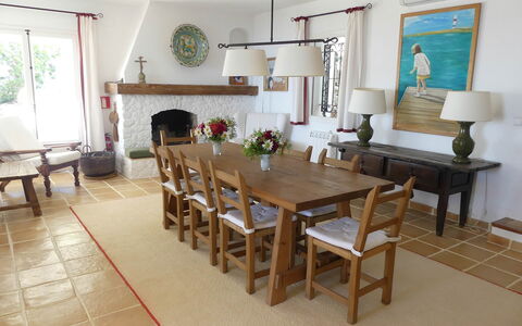 Villa Roxy: Mobilia, Pavimentazione, Tavolo, Sedia, Legna, Interior Design, Pavimento, Cucina & Sala Da Pranzo Tavolo, Sala Da Pranzo, Illuminazione
