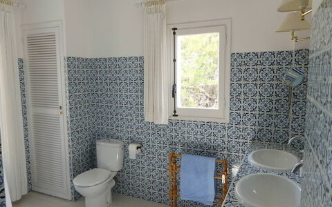 Villa Roxy: Pavimentazione, Interior Design, Pavimento, Idraulico Fixture, Toilet Seat, Bagno, Gabinetto, Piastrella, Lavello, Idraulico