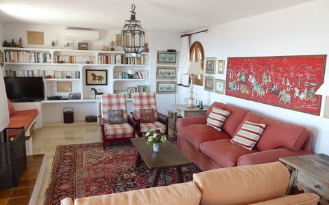 Villa Roxy: Mobilia, Interior Design, Divano, Parete, Pavimentazione, Soggiorno, Legna, Camera, Pavimento, Tavolo