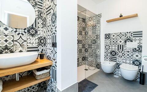 Apartment Vittoria: Pavimentazione, Interior Design, Idraulico Fixture, Pavimento, Bagno, Lavandino Del Bagno, Piastrella, Gabinetto, Idraulico, Rubinetto