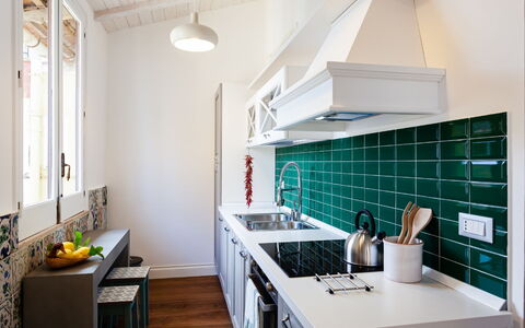 Interno Sorrentino: Cucina, Controsoffitto, Elettrodomestico Da Cucina, Interior Design, Pavimentazione, Apparecchio Major, Cucina Stufa, Cabinetry, Soffitto, Lampada