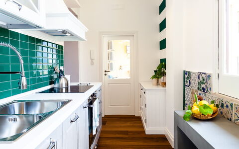 Interno Sorrentino: Cucina, Controsoffitto, Interior Design, Elettrodomestico Da Cucina, Pavimentazione, Cabinetry, Apparecchio Major, Mobilia, Pavimento, Casa
