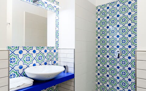 Interno Sorrentino: Blu, Pavimentazione, Bagno, Interior Design, Idraulico Fixture, Pavimento, Piastrella, Idraulico, Rubinetto, Camera