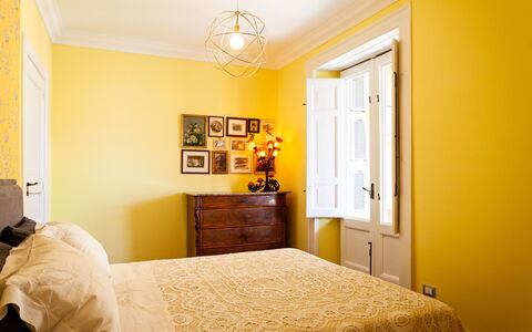 Interno Sorrentino: Giallo, Parete, Interior Design, Pavimento, Mobilia, Pavimentazione, Camera Da Letto, Camera, Casa, Letto
