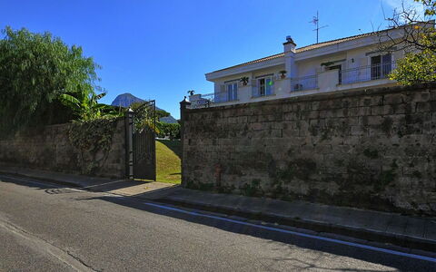Villa Orlando: Cielo, Manto Stradale, Zona Residenziale, Asfalto, Pendenza, Sobborgo, Recinzione, Driveway, Marciapiede