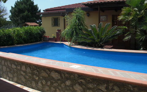 Villa Due Golfi: Piscina, Materiale Composito, Giochi D'Acqua, Shade, Hacienda, Ricorrere, Eco Hotel, Backyard, Landscaping, Piastrella