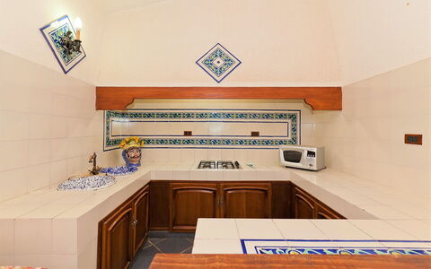 Villa Lo Capo: Pavimentazione, Interior Design, Pavimento, Cucina, Soffitto, Controsoffitto, Piastrella, Camera, Color Legno, Cabinetry