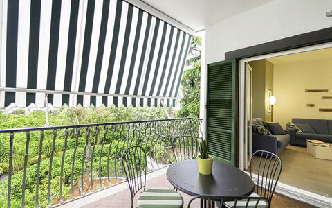 Casa Primavera: Mobilia, Sedia, Mobili Da Esterno, Shade, Balcone, Tavolo Esterno, Cucina & Sala Da Pranzo Tavolo, Pianta Della Casa, Tenda, Eco Hotel