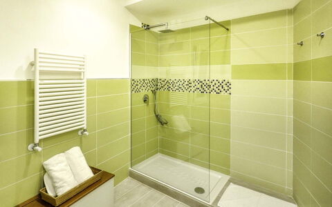 Casa Primavera: Pavimentazione, Interior Design, Bagno, Idraulico Fixture, Pavimento, Idraulico, Piastrella, Doccia, Soffitto, Rubinetto