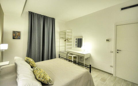 Casa Primavera: Letto, Mobilia, Interior Design, Camera Da Letto, Parete, Pavimentazione, Pavimento, Camera, Soffitto, Lenzuolo
