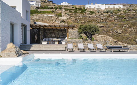 The Mykonian Castle: Piscina