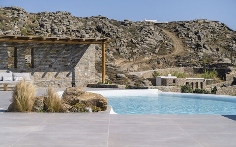 The Mykonian Castle: Materiale Composito, Calcestruzzo, Muro ​​Di Pietra, Affioramento, Piastrella, Piscina, Flagstone