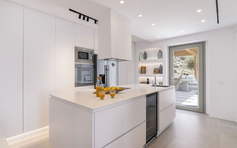 The Mykonian Castle: Cucina, Controsoffitto, Elettrodomestico Da Cucina, Interior Design, Cabinetry, Mobilia, Pavimentazione, Legna, Pavimento, Soffitto