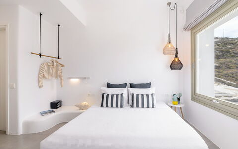 The Mykonian Castle: Camera Da Letto, Interior Design, Letto, Illuminazione, Appartamento, Lancia Cuscino, Biancheria, Mobilia, Casa, Cuscino