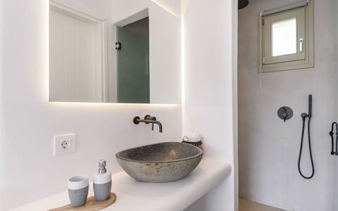 The Mykonian Castle: Idraulico Fixture, Bagno, Parete, Interior Design, Lavello, Lavandino Del Bagno, Pavimentazione, Rubinetto, Specchio, Pavimento