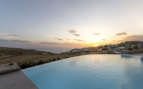The Mykonian Castle: Blu, Orizzonte, Piscina, Crepuscolo, Sera, Alba, Tramonto, Ricorrere, Resort Citta '