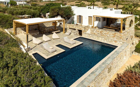 Villa Almatea: Piscina, Ricorrere, Estate, Flagstone, Villa, Sedia, Mobili Da Esterno, Giochi D'Acqua, Struttura Esterna, Terrazza