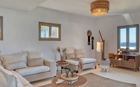 Villa Almatea: Mobilia, Interior Design, Legna, Pavimentazione, Casa, Soggiorno, Divano, Camera, Illuminazione, Pavimento