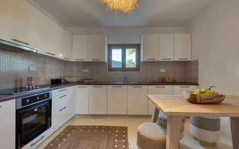 Villa Almatea: Interior Design, Cucina, Mobilia, Controsoffitto, Pavimentazione, Elettrodomestico Da Cucina, Legna, Cabinetry, Soffitto, Pavimento