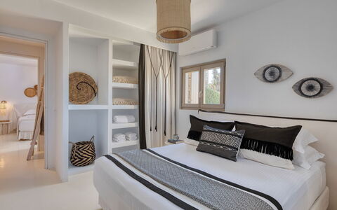 Villa Almatea: Letto, Interior Design, Mobilia, Camera Da Letto, Bedding, Legna, Soffitto, Lenzuolo, Pavimento, Casa