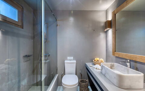 Villa Almatea: Idraulico Fixture, Bagno, Pavimentazione, Interior Design, Lavello, Pavimento, Rubinetto, Idraulico, Soffitto, Illuminazione