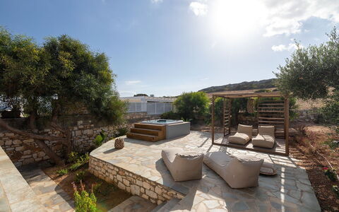 Villa Ayra: Mobilia, Mobili Da Esterno, Flagstone, Shade, Giardino, Muro ​​Di Pietra, Sedia, Landscaping, Backyard, Terrazza