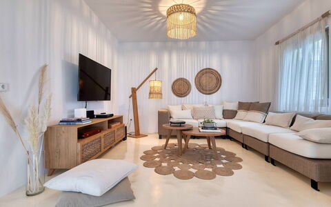 Villa Ayra: Mobilia, Interior Design, Divano, Legna, Pavimentazione, Soggiorno, Soffitto, Casa, Pavimento, Camera